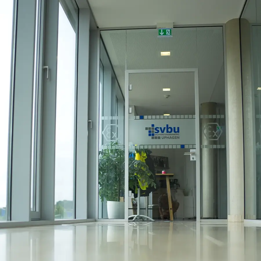 Glastür mit svbu-Logo im Firmengebäude